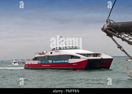 Catamaran Jet rouge Red Jet 4 Hi-Speed approche de Cowes, le Solent, île de Wight, Royaume-Uni Banque D'Images