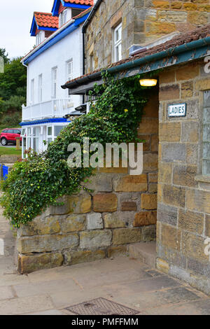 Les toilettes publiques à Runswick Bay, North Yorkshire Moors, England UK Banque D'Images