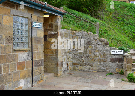 Les toilettes publiques à Runswick Bay, North Yorkshire Moors, England UK Banque D'Images