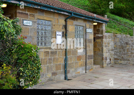 Les toilettes publiques à Runswick Bay, North Yorkshire Moors, England UK Banque D'Images