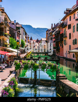 Vue sur le canal de la rivière Thiou verticale et Street View en vieille ville d'Annecy en France avec verrouillage fleuri Banque D'Images