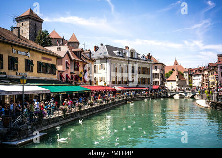 7 août 2018, Annecy France : Annecy cityscape avec vue sur la rivière Thiou pont et palais de l'isle dans bakcground Banque D'Images