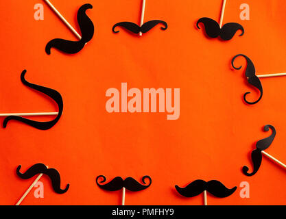 De nombreux accessoires stand moustaches sur papier partie Banque D'Images