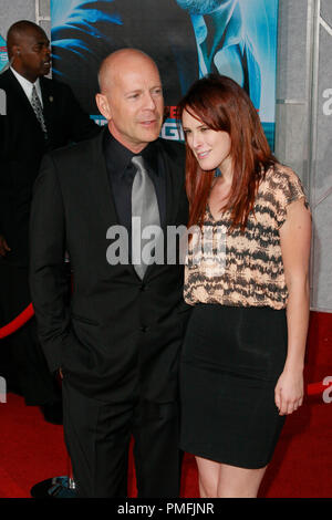 Bruce Willis et sa fille Rumer Willis à Touchstone Pictures' 'Séléments auxiliaires' Premiere. Arrivants tenue au El Capitan Theatre à Hollywood, CA, le 24 septembre 2009. Photo par : Joseph Martinez / PictureLux 30078 Numéro de référence de dossier 73JM pour un usage éditorial uniquement - Banque D'Images