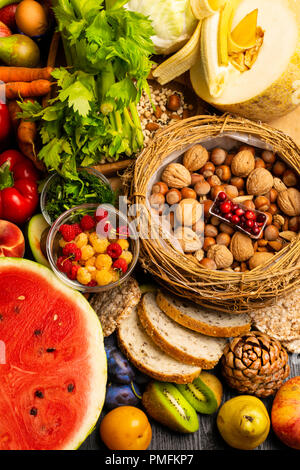 Les aliments riches en fibres comme le pain de seigle galette ,, watermeon, son de blé, haricots , amandes, graines, poires, bananes, prunes, framboises, canneberges pistaches, rouge Banque D'Images