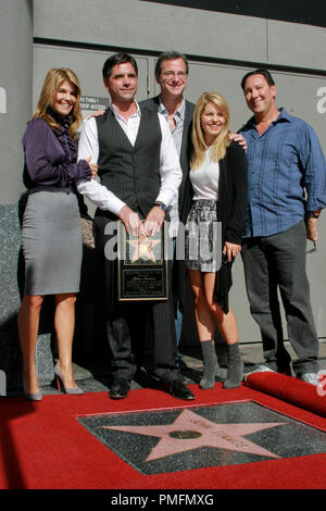 Lori Laughlin, John Stamos , Bob Saget et Candace Bure à la Chambre de commerce de Hollywood cérémonie en l'honneur de John Stamos avec le 2,393ème étoile sur le Hollywood Walk of Fame sur Hollywood Boulevard à Hollywood, CA, le 16 novembre 2009. Photo par Picturelux 30102 Numéro de référence de dossier 36PLX pour un usage éditorial uniquement - Tous droits réservés Banque D'Images