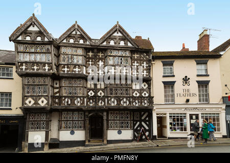 L'hôtel Feathers de style Tudor, un 17e siècle bâtiment à colombages, à Ludlow. Banque D'Images