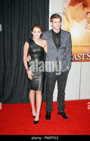 Miley Cyrus et Liam Hemsworth lors de la première mondiale de Touchstone Pictures' 'The Last Song'. Arrivants tenue au cinéma Arclight Hollywood à Hollywood, le 25 mars 2010. Photo © Joseph Martinez/Picturelux - Tous droits réservés. Référence #  30161 Fichier 41JM pour un usage éditorial uniquement - Banque D'Images