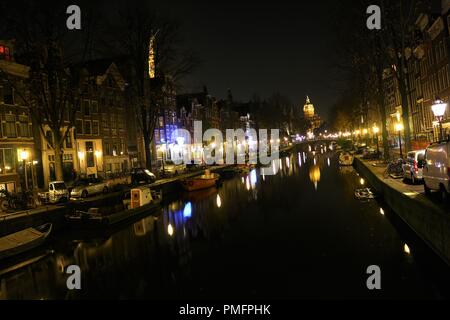 Le canal près de red light district à Amsterdam. Banque D'Images