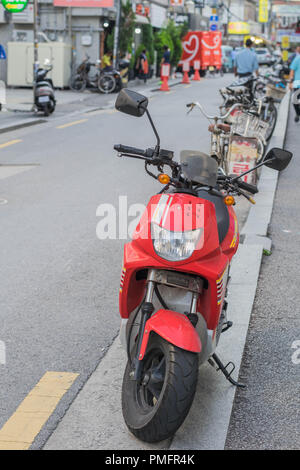 Une rue de la ville avec une longue ligne de scooters et vélos en stationnement, à Séoul, Corée du Sud Banque D'Images