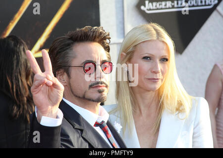 Robert Downey Jr. et Gwyneth Paltrow à la première mondiale de Paramount Pictures et Marvel images 'Iron Man 2'. Arrivants tenue au El Capitan Theatre à Hollywood, CA, le 26 avril 2010. Photo par : Richard Chavez / PictureLux 30201 Numéro de référence de dossier 024PLX pour un usage éditorial uniquement - Tous droits réservés Banque D'Images