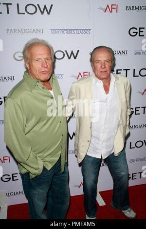 James Caan et frère Ronald 'Ronnie' Le RCAS lors de la première de Sony Pictures Classics' 'Get Low". Arrivants tenue à l'AMPAS Samuel Goldwym Theatre de Los Angeles, CA, 27 juillet 2010. Photo par Joseph Martinez / PictureLux 30365 Numéro de référence de dossier 064PLX pour un usage éditorial uniquement - Tous droits réservés Banque D'Images