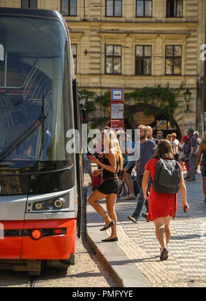 Personne de monter dans un tram dans le centre de Prague Banque D'Images