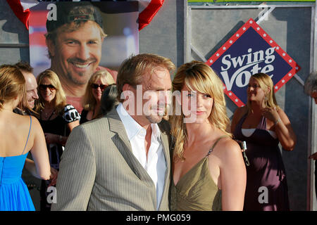 'Swing Vote' Premiere Kevin Costner, Christine Baumgartner 7-24-2008 / El Capitan Theatre / Hollywood, CA / Touchstone Pictures / Photo par Joseph Martinez référence #  23573 Fichier 0014JM pour un usage éditorial uniquement - Banque D'Images