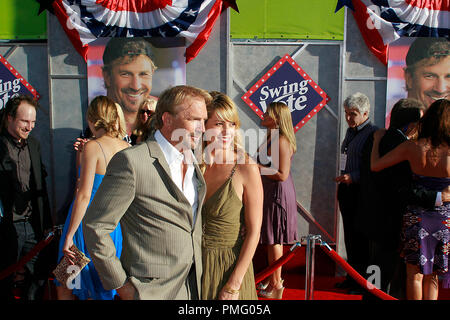 'Swing Vote' Premiere Kevin Costner, Christine Baumgartner 7-24-2008 / El Capitan Theatre / Hollywood, CA / Touchstone Pictures / Photo par Joseph Martinez référence #  23573 Fichier 0015JM pour un usage éditorial uniquement - Banque D'Images