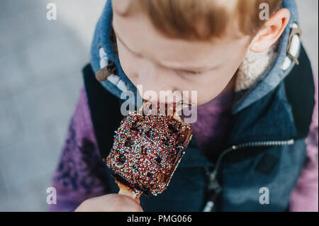 Jeune garçon de manger des gaufres pour le petit déjeuner. Gaufres Belges Banque D'Images