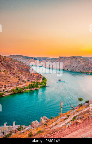 Vue paysage de la vieille ville,Halfeti submergée sous eaux du barrage de Birecik à Sanliurfa, en Turquie. Banque D'Images