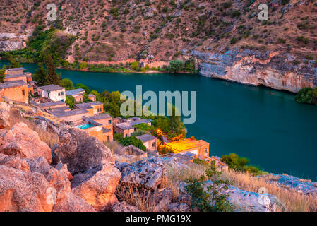 Vue paysage de la vieille ville,Halfeti submergée sous eaux du barrage de Birecik à Sanliurfa, en Turquie. Banque D'Images