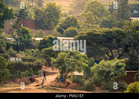 Vue sur les arbres et les chemins de terre bakclit sur une colline à Nyamirambo, une zone semi-rurale, banlieue de Kigali, Rwanda Banque D'Images