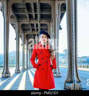 Brillante dans Paris. jeune femme en trench-coat rouge sur Pont de Bir-Hakeim pont de Paris Banque D'Images