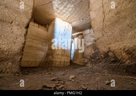 Vue de l'intérieur de cavernes Bazda pour extraction de pierre dans Harran,Turquie,Sanliurfa Banque D'Images