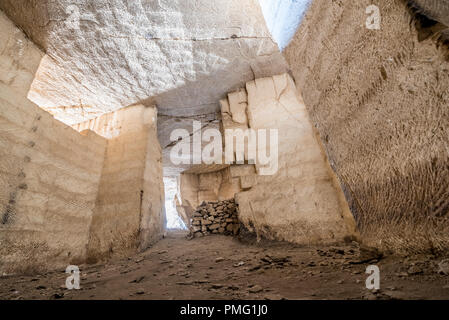 Vue de l'intérieur de cavernes Bazda pour extraction de pierre dans Harran,Turquie,Sanliurfa Banque D'Images