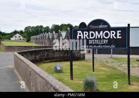 Ardmore Distillery, signer pour le Scotch whisky distillery en montagnes de l'Ecosse Banque D'Images