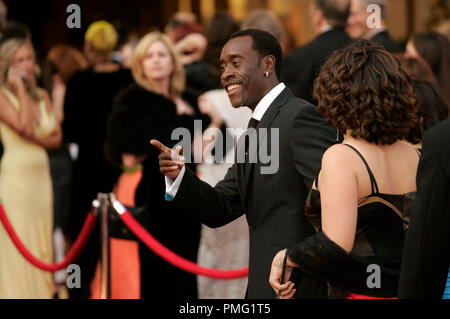 L'Academy of Motion Picture Arts and Sciences Sociales présente Don Cheadle, Academy Award du meilleur acteur pour son travail dans "Hotel Rwanda", arrive à la 77e annuelle des Academy Awards au Kodak Theatre à Hollywood, CA le Dimanche, Février 27, 2005. Référence de fichier #  29997 011 pour un usage éditorial uniquement - Tous droits réservés Banque D'Images