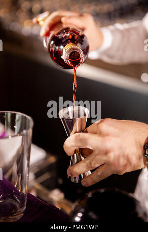 Libre de mains barman pouring alcoholic drink.plateau professionnel Banque D'Images