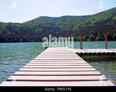 Promenade en bois au lac st. ana en Transylvanie, Roumanie Banque D'Images