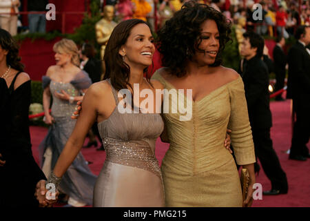 L'Academy of Motion Picture Arts and Sciences Sociales présente Oscar gagnant et l'Academy Award presenter Halle Berry et Oprah Winfrey arrive à la 77e annuelle des Academy Awards au Kodak Theatre à Hollywood, CA le Dimanche, Février 27, 2005. Référence de fichier #  29997 064 pour un usage éditorial uniquement - Tous droits réservés Banque D'Images