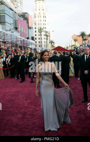 L'Academy of Motion Picture Arts and Sciences Sociales présente Oscar gagnant et l'Academy Award presenter Halle Berry arrive à la 77e annuelle des Academy Awards au Kodak Theatre à Hollywood, CA le Dimanche, Février 27, 2005. Référence de fichier #  29997 066 pour un usage éditorial uniquement - Tous droits réservés Banque D'Images