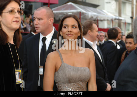 L'Academy of Motion Picture Arts and Sciences Sociales présente Oscar gagnant et l'Academy Award presenter Halle Berry arrive à la 77e annuelle des Academy Awards au Kodak Theatre à Hollywood, CA le Dimanche, Février 27, 2005. Référence de fichier #  29997 077 pour un usage éditorial uniquement - Tous droits réservés Banque D'Images