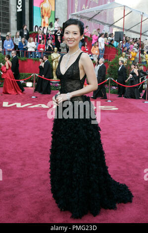 L'Academy of Motion Picture Arts and Sciences Sociales présente Academy Award presenter Zhang Ziyi arrive à la 77e annuelle des Academy Awards au Kodak Theatre à Hollywood, CA le Dimanche, Février 27, 2005. Référence de fichier #  29997 084 pour un usage éditorial uniquement - Tous droits réservés Banque D'Images