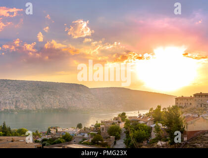 Vue paysage de nouveau Halfeti town,destinations populaires pour les touristes et les habitants à Sanliurfa, en Turquie. Banque D'Images