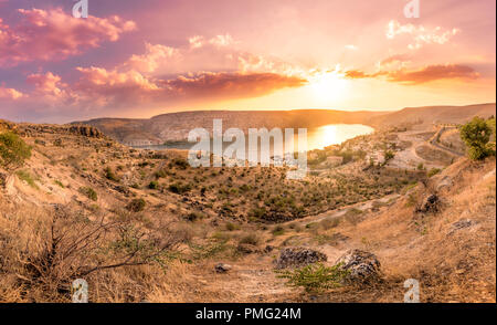 Vue paysage de nouveau Halfeti town,destinations populaires pour les touristes et les habitants à Sanliurfa, en Turquie. Banque D'Images