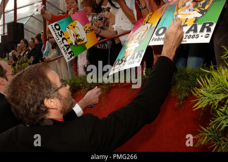 L'Academy of Motion Picture Arts and Sciences Sociales présente Oscar gagnant et l'Academy Award presenter Robin Williams, signe des autographes sur le tapis rouge à la 77e annuelle des Academy Awards au Kodak Theatre à Hollywood, CA le Dimanche, Février 27, 2005. Référence de fichier #  29997 114 pour un usage éditorial uniquement - Tous droits réservés Banque D'Images