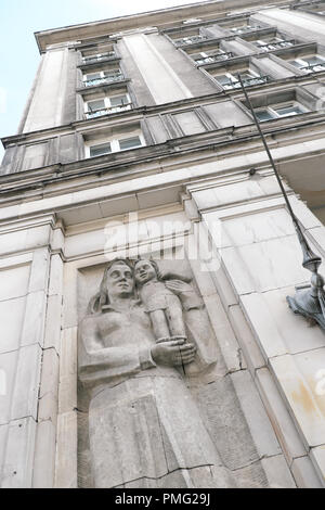 Pologne Varsovie statue style Réalisme Social chiffres à côté de Plac Konstytucji connu comme la place de la Constitution Banque D'Images