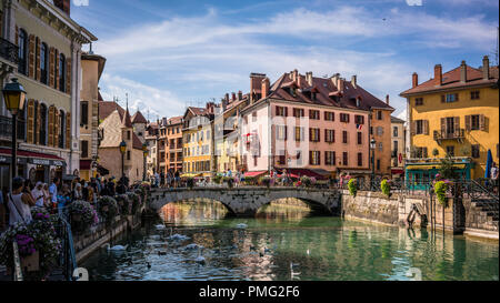 7 août 2018, Annecy France : Annecy cityscape avec vue sur la rivière Thiou pont et palais de l'isle dans bakcground Banque D'Images