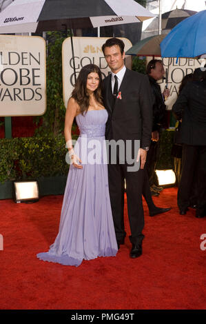 L'actrice et chanteuse Fergie des Black Eyed Peas et l'acteur Josh Duhamel arrivent à la 67e assemblée annuelle Golden Globes Awards au Beverly Hilton à Beverly Hills, CA Dimanche, 17 janvier 2010. Information Mode : robe lilas clair robe Elie Saab, talons Sergio Rossi et Harry Winston Diamond bracelet et boucles d'oreilles. Banque D'Images