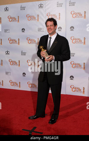 Après avoir remporté la catégorie MEILLEURE MUSIQUE ORIGINALE Ð MOTION PICTURE pour ÒUpÓ Michael Yaela affiche son Golden Globe en coulisses dans la salle de presse à la 67e assemblée annuelle Golden Globe Awards au Beverly Hilton à Beverly Hills, CA Dimanche, 17 janvier 2010. Banque D'Images