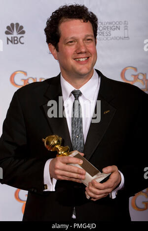 Après avoir remporté la catégorie MEILLEURE MUSIQUE ORIGINALE Ð MOTION PICTURE pour ÒUpÓ Michael Yaela affiche son Golden Globe en coulisses dans la salle de presse à la 67e assemblée annuelle Golden Globe Awards au Beverly Hilton à Beverly Hills, CA Dimanche, 17 janvier 2010. Banque D'Images