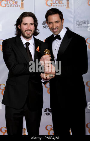 Après avoir remporté la catégorie du Meilleur scénario Ð MOTION PICTURE pour ÒUp dans le AirÓ Jason Reitman et Sheldon Turner pose des coulisses de la salle de presse avec le Golden Globe Award lors de la 67e assemblée annuelle Golden Globe Awards au Beverly Hilton à Beverly Hills, CA Dimanche, 17 janvier 2010. Banque D'Images