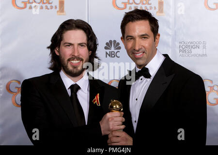 Après avoir remporté la catégorie du Meilleur scénario Ð MOTION PICTURE pour ÒUp dans le AirÓ Jason Reitman et Sheldon Turner pose des coulisses de la salle de presse avec le Golden Globe Award lors de la 67e assemblée annuelle Golden Globe Awards au Beverly Hilton à Beverly Hills, CA Dimanche, 17 janvier 2010. Banque D'Images