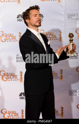 Après avoir remporté la catégorie MEILLEURE PERFORMANCE PAR UN ACTEUR DANS UN FILM musical ou de comédie, pour son travail dans Sherlock Holmes, l'acteur Robert Downey Jr. pose des coulisses de la salle de presse avec son Golden Globe Award lors de la 67e assemblée annuelle Golden Globe Awards au Beverly Hilton à Beverly Hills, CA Dimanche, 17 janvier 2010. Banque D'Images