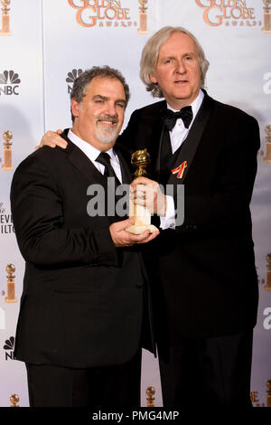 Après avoir remporté la catégorie Meilleur film dramatique pour Avatar, Jon Landau, producteur et réalisateur James Cameron backstage posent dans la salle de presse avec son Golden Globe Award lors de la 67e assemblée annuelle Golden Globe Awards au Beverly Hilton à Beverly Hills, CA Dimanche, 17 janvier 2010. Banque D'Images