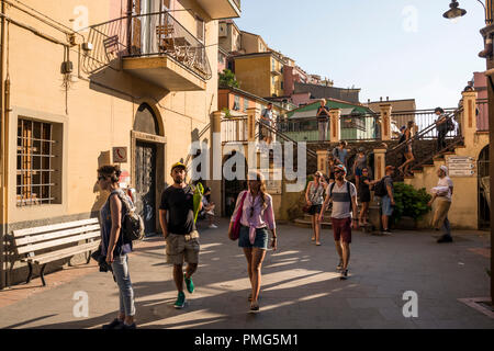 Les touristes dans la rue de Manarola, un des 5 villages des Cinque Terre, ligurie, italie Banque D'Images