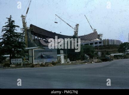 Rare image couleur de la construction de stade national de Yoyogi, Shibuya, Tokyo, par la société Shimizu, alors considérée comme une réalisation architecturale sans précédent, et de l'emplacement des Jeux Olympiques de 1964, 1963. () Banque D'Images