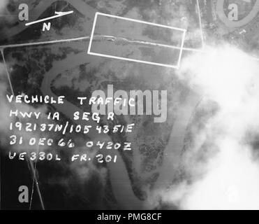 Photographie noir et blanc photographie aérienne de la circulation dans une zone prévue comme l'autoroute 1A dans le segment R Région du nord Vietnam, photographié lors de la guerre du Vietnam, le 31 décembre 1966. () Banque D'Images