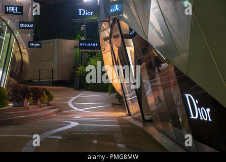 Les boutiques de luxe au Monte-Carlo pavillons à Boulingrins Jardins, à côté le Casino de Monte Carlo. Tourné Sept 2018. Banque D'Images